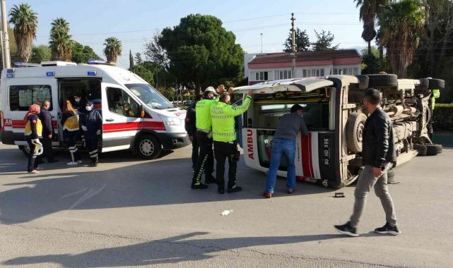 Hasta taşıyan ambulans ile hafif ticari araç çarpıştı: 4 yaralı