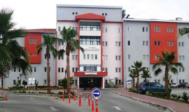 Hastanede kendisi satırla, kız arkadaşı makasla saldırdı