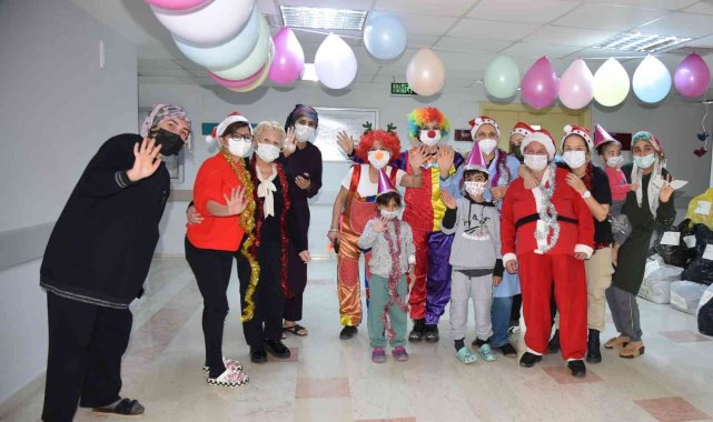 Hastanede tedavi gören miniklere yeni yıl kutlaması