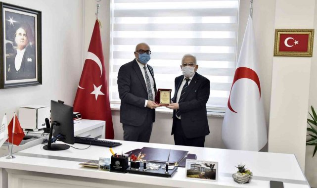 Hastaneye bağışta bulunan MESKOP'a Rektör Ataç'tan plaket