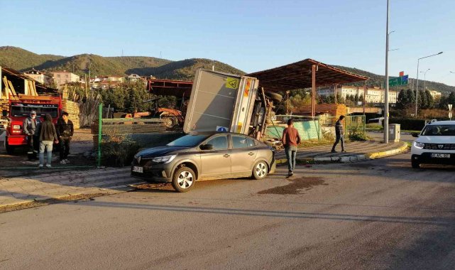 Hastaneye yetişmek isterken kazaya karıştı