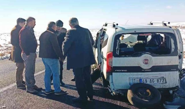 Hatalı sollama sonucu 3 araç birbirine girdi