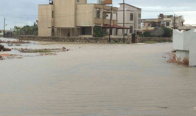 Hatay&#039;da fırtına ve yağmur hayatı olumsuz etkiledi