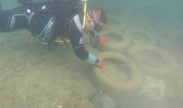 Hatay&#039;da sahil güvenlik dalgıçlarından deniz temizliği