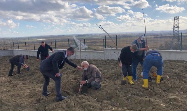 Hayatlarının son baharında fidan diktiler