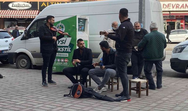 Hem çaldılar hem oynadılar