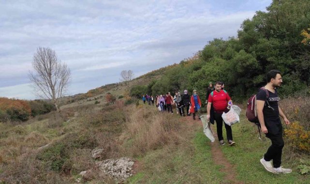 Hem doğada yürüdüler hem de 35 kilo atık topladılar
