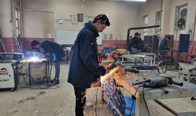 Hem lise okuyor, hem okulların demir işlerini yapıyorlar
