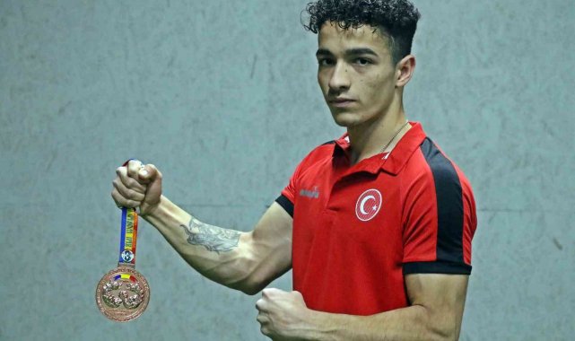 Hem okudu hem çalıştı, hiç destek almadan gittiği dünya şampiyonasından üçüncü olarak döndü