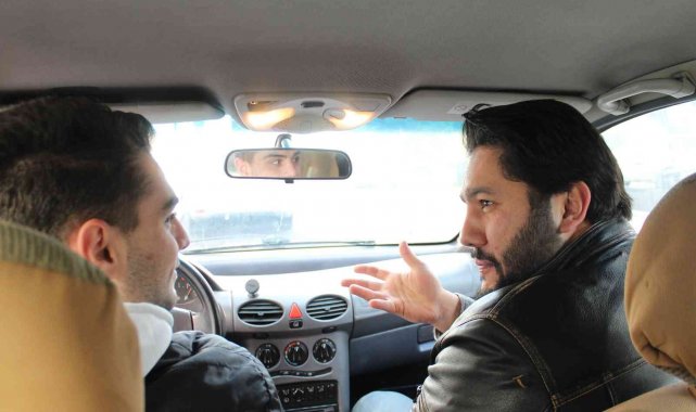 Hem psikolog hem de sürücü eğitmeni hoca trafik korkusu olanları tekrar yollara çıkarıyor