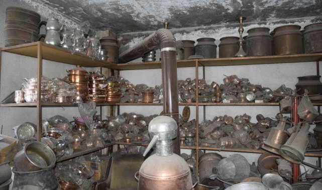 Her gün binlerce çekiç darbesiyle krom ve çeliğe şekil veriyor