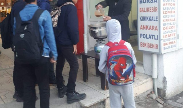 Her sabah vatandaşlara çorba ikram ediyor