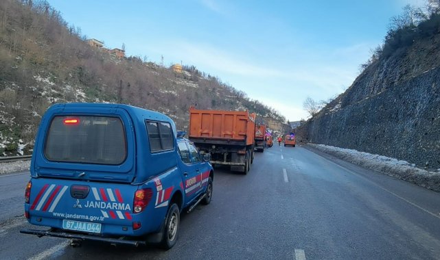 Heyelan yaşanan kara yolunu temizleme çalışmaları sürüyor