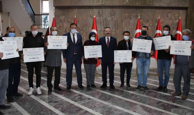 Hibe çeklerini Vali Aksoy'un elinden aldılar