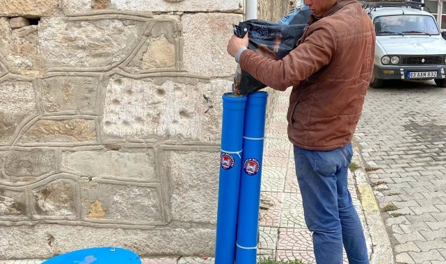 Hisarcıklı esnaftan sokak hayvanlarına mama desteği