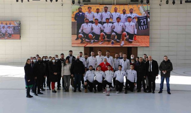 HKÜ'lü basketbolcuların şampiyonluk gururu