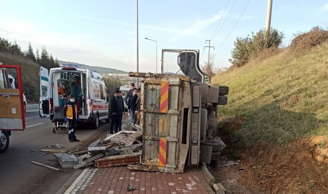 Hurda yüklü kamyonet devrildi, sıkışan sürücüyü itfaiye ekipleri kurtardı