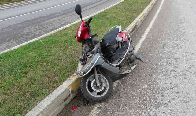 Hurdacı kamyoneti, motosiklete çarpıp kaçtı