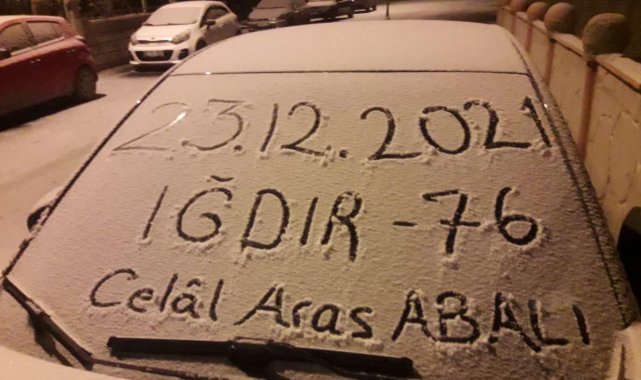 Iğdır merkeze mevsimin ilk karı yağdı, vatandaşlar fotoğraf çekmek için telefonlarına sarıldı