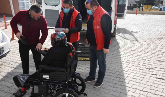 İhtiyaç sahibi vatandaşlara akülü tekerlekli sandalyelerini teslim edildi