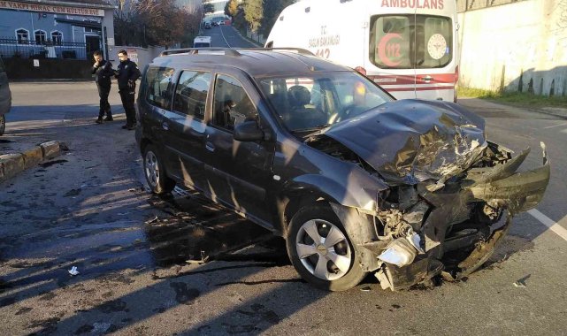 İki araç çarpıştı, yaya arada kalmaktan saniyelerle kurtuldu