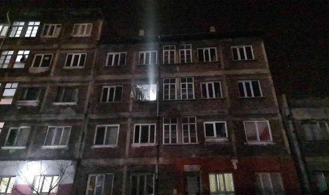 İki kardeşi yanmaktan komşuları kurtardı