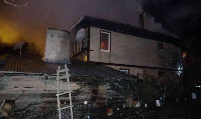 İki katlı ahşap ev ve ahır yangına teslim oldu