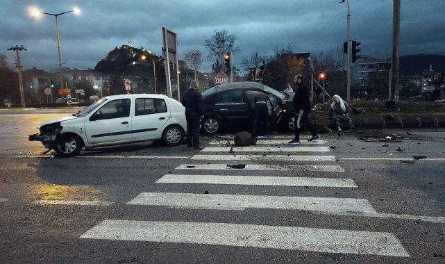 İki otomobil çarpıştı: 2 yaralı