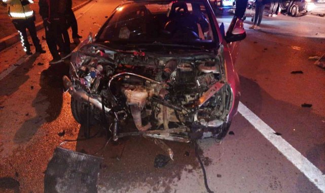 İki otomobilin çarpıştığı kazada 3 kişi yaralandı