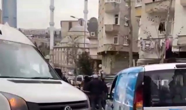 İki sürücünün yol verme kavgasını vatandaşlar güçlükle ayırdı