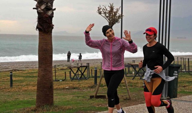 İkinci 'kırmızı kod' uyarısı alan Antalya'da fırtına sonrası şaşırtan görüntüler