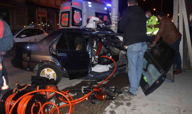 İkiye bölünmüş otomobilden sağ çıktı: Kaza anı kamerada