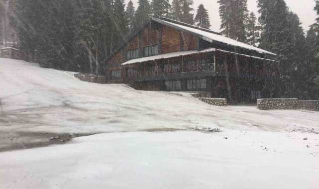 Ilgaz Dağı'nda kayak pistleri beyaza büründü
