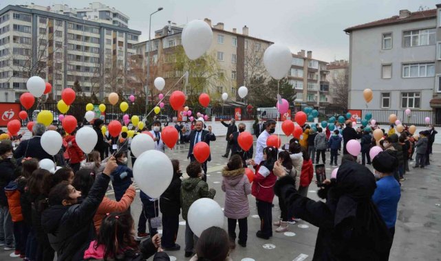 İlkokul öğrencileri, Atatürk&#039;e yazdıkları mektupları gökyüzüne bıraktı