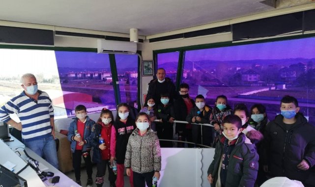 İlkokul öğrencileri, havalimanını gezip yolcu uçağını inceledi