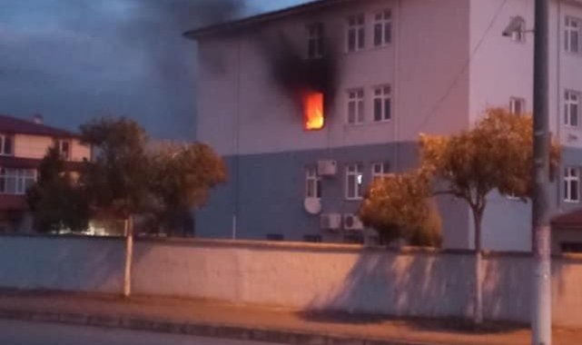 İlkokulda çıkan yangın paniğe sebep oldu