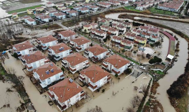 İnanılmaz görüntüler, evler sel sularına gömüldü