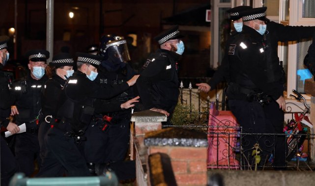 İngiltere Başbakanı Johnson polis kılığında denetime çıktı