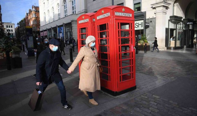 İngiltere'de uzmanlardan Omicron uyarısı: "Önlem alınmazsa 25 bin ila 75 bin arasında ölüm olabilir"