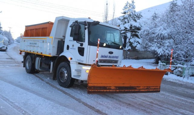 İnönü Belediyesi kar yağışının ardından tuzlama çalışmalarına başladı