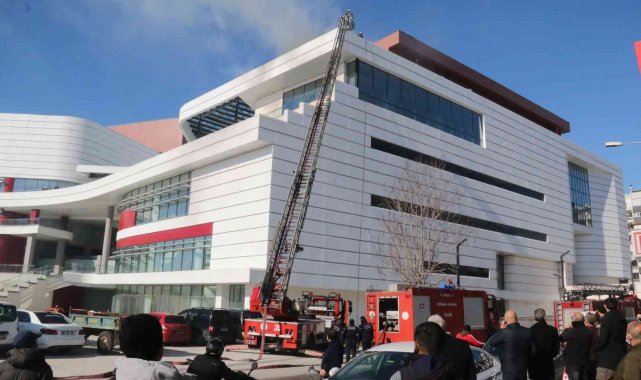 İnşaat halindeki iş merkezinin çatısındaki yangın korkuttu, vatandaşlar balkonlara koştu