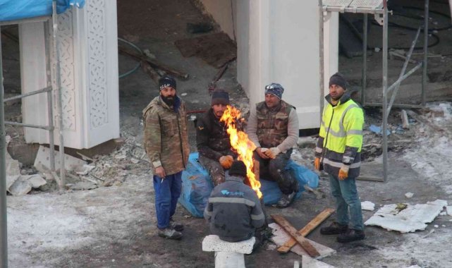 İnşaat işçilerinin soğukla mücadelesi