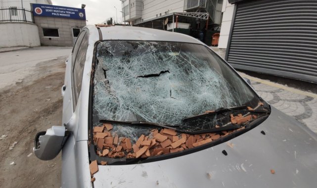İnşaata giren kadın üzerine çıktığı tuğlaları park halindeki araçlara attı