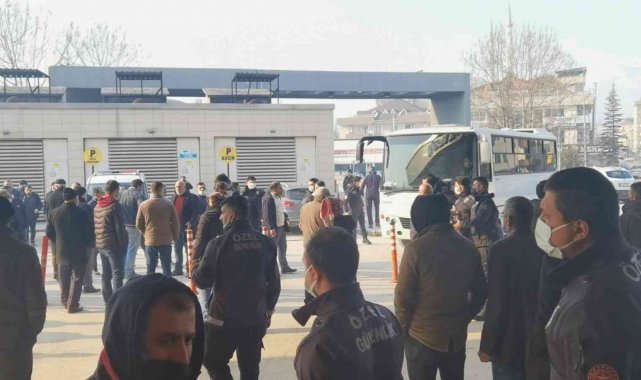 İnşaattan düşerek ağır yaralandı, yakınları acil serviste izdihama yol açtı