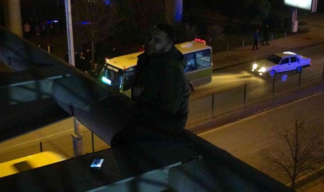 İntihar etmek için çıktığı köprüden alkışlarla indirildi