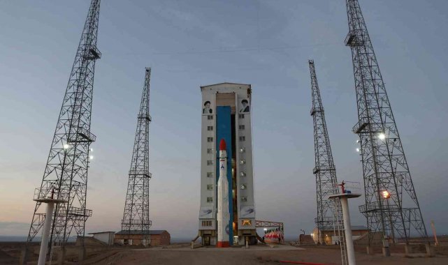 İran, Simurg uydu taşıyıcı roketi uzaya fırlattı