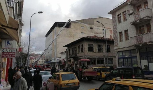 İş merkezinde kokutan yangın