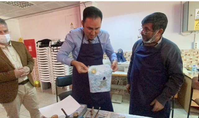 İş önlüğünü giyen kaymakam ebru çalışması yaptı