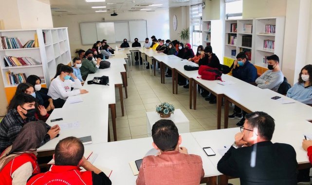 İsa Yazıcı, liseli gençlerin projelerini dinledi