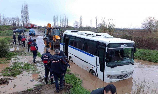 İşçi servisi derede mahsur kaldı